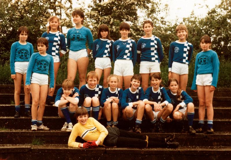 1985 meisjesvoetbal team a.jpg
